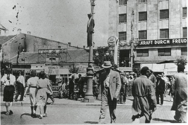 Јован Јанковић (1920), кројачки радник, припадник СКОЈ-а.  Натпис на згради 